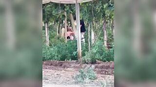 Puttane rumene scopano tra le viti