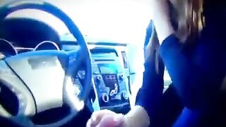 Bella figa tettona succhia cazzo in auto