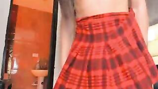 Shemale eccitata si sega e si incula