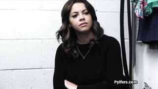 Tettona bruna scopata da due guardie