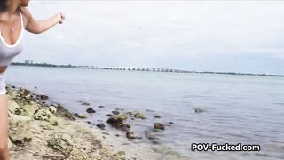 Sveltina con giovane nera succhia cazzi