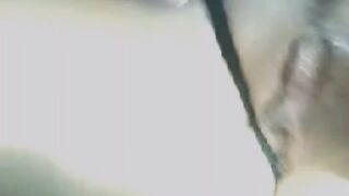 La bionda mostra la sua figa in macchina