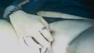 La bionda mostra la sua figa in macchina