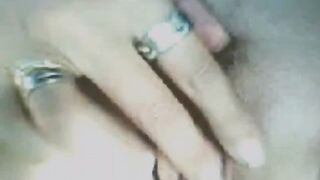 La bionda mostra la sua figa in macchina