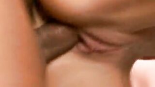 Bellissima biondina assatanata dà figa e culo