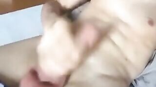 Il cazzo gli diventa enorme