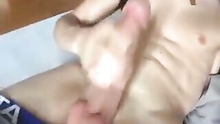 Il cazzo gli diventa enorme