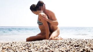 Scopata in spiaggia di giorno