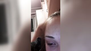 Giovane troia tettona ci mostra le tette e il suo culetto sodo