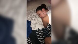 Lo pigli in culo sul letto cigolante