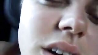 Veronica fa impazzire il cliente in auto