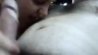 Veronica fa impazzire il cliente in auto