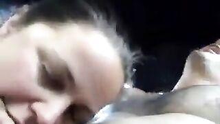 Veronica fa impazzire il cliente in auto