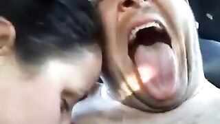 Veronica fa impazzire il cliente in auto