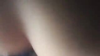 Bella troietta bruna pagata e scopata