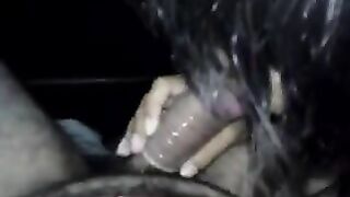 La puttanella glielo succhia in macchina