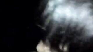 La puttanella glielo succhia in macchina