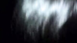 La puttanella glielo succhia in macchina