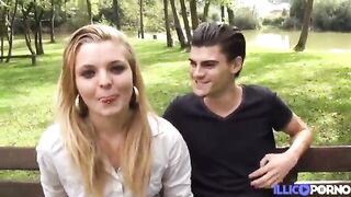 Bella francesina bionda fa sesso outdoor con 3 amici