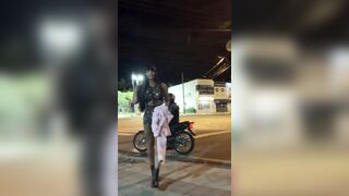 Trans si sega tra un cliente e l'altro