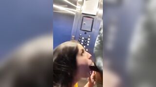 La mia ragazza me lo succhia in ascensore