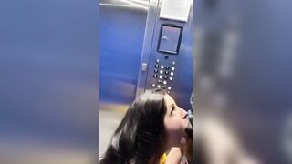 La mia ragazza me lo succhia in ascensore