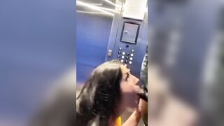 La mia ragazza me lo succhia in ascensore