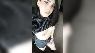 Prostituta transessuale ci mostra il suo bel cazzo