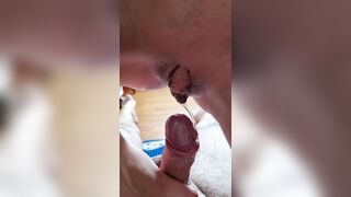 Lei gli piscia sul cazzo e lo sega per farlo sborrare