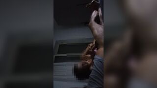 La troia di mia moglie con il mio cazzo in bocca