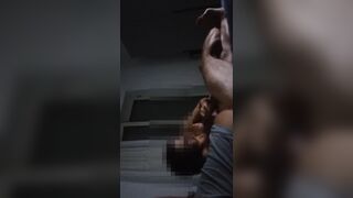 La troia di mia moglie con il mio cazzo in bocca