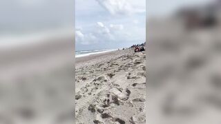 Che ne dite di sta tettona in spiaggia ?