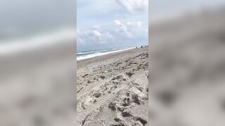 Che ne dite di sta tettona in spiaggia ?