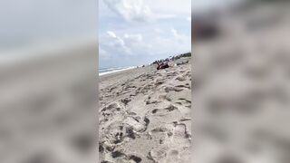 Che ne dite di sta tettona in spiaggia ?