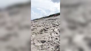 Che ne dite di sta tettona in spiaggia ?