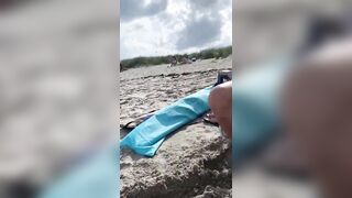 Che ne dite di sta tettona in spiaggia ?