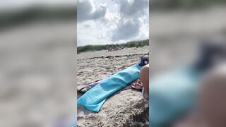 Che ne dite di sta tettona in spiaggia ?