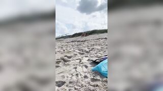 Che ne dite di sta tettona in spiaggia ?