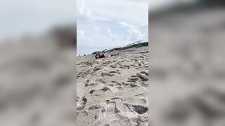 Che ne dite di sta tettona in spiaggia ?