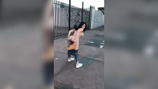 Spogliarello in pieno giorno