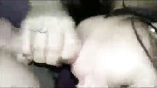 Bella troietta succhia cazzo in auto