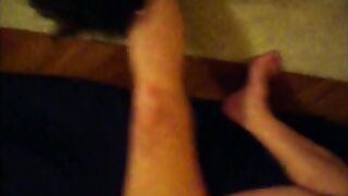 Anna con 2 bulls scopata a pecorina mentre lecca i piedi