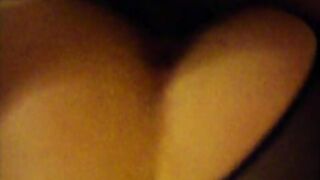 Anna con 2 bulls scopata a pecorina mentre lecca i piedi