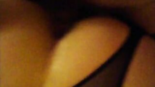 Anna con 2 bulls scopata a pecorina mentre lecca i piedi