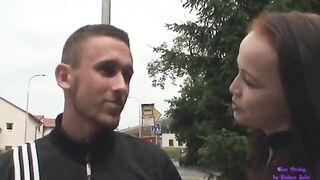 Sesso outdoor con giovane battona