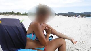 Anna si massaggia le tette in spiaggia