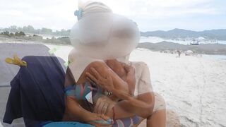 Anna si massaggia le tette in spiaggia