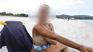 Anna si massaggia le tette in spiaggia