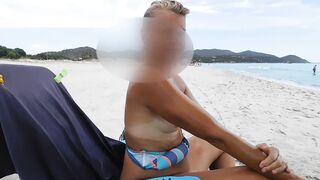 Anna si massaggia le tette in spiaggia