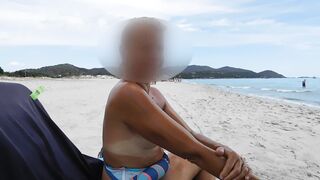 Anna si massaggia le tette in spiaggia